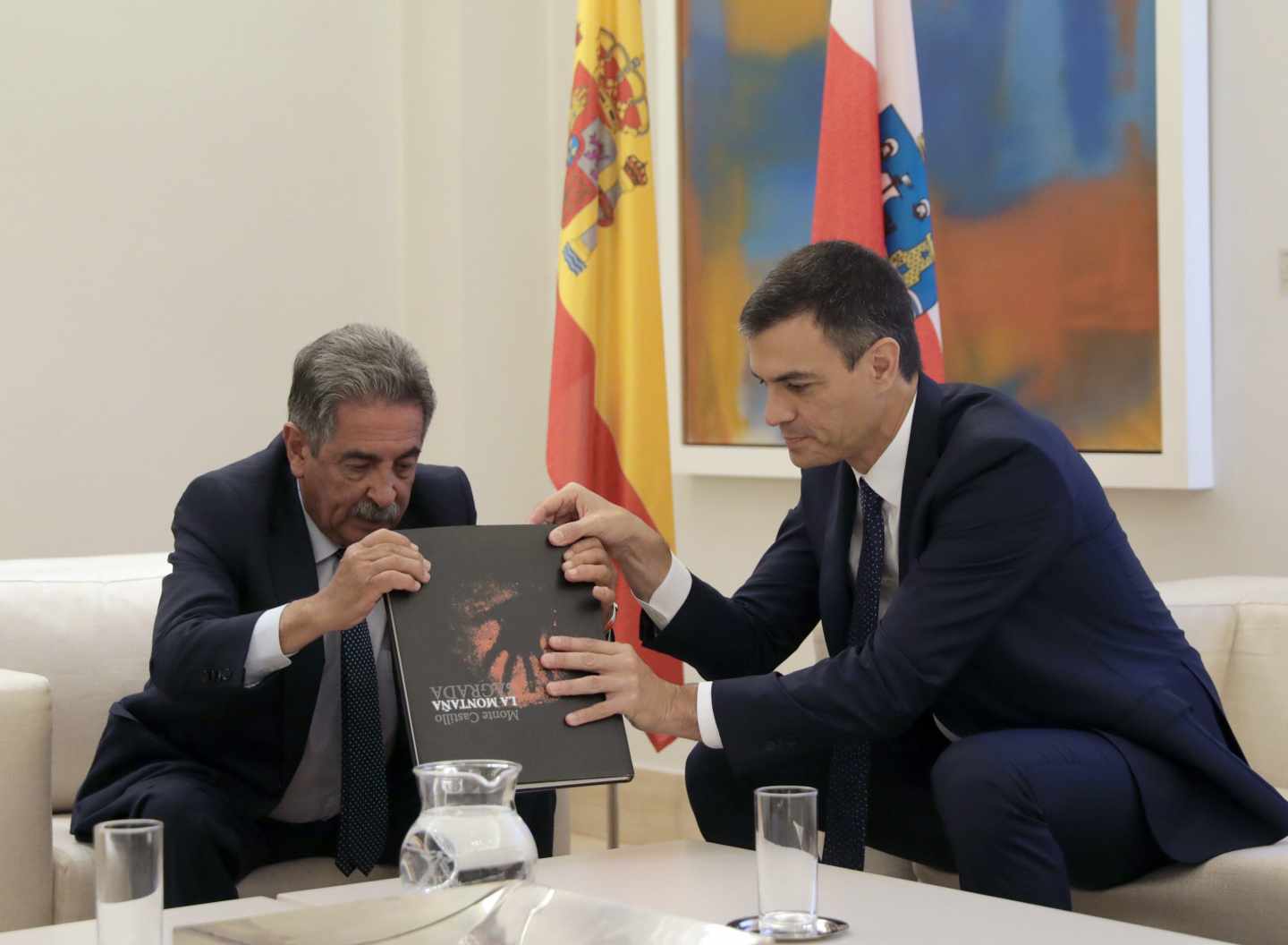 El presidente de Gobierno, Pedro Sánchez, junto a Miguel Ángel Revilla, presidente de Cantabria.