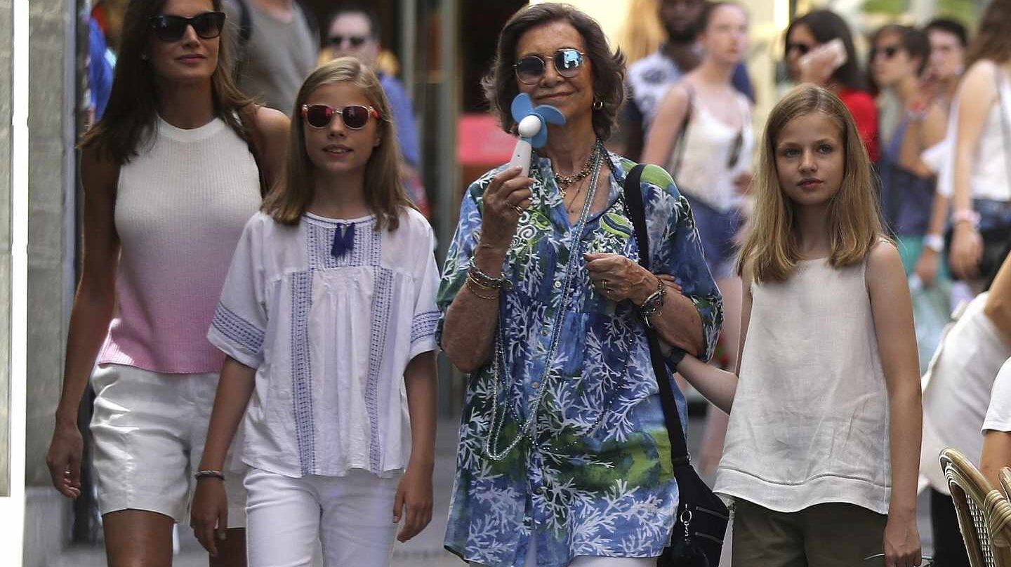 La reina Letizia, acompañada de sus hijas, la princesa Leonor y la infanta Sofía, junto a la reina Sofía, en el Mercado del Olivar de Palma de Mallorca, ciudad donde la familia real pasa sus vacaciones de verano.