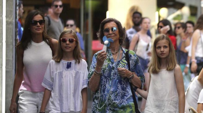 La reina Letizia, acompañada de sus hijas, la princesa Leonor y la infanta Sofía, junto a la reina Sofía, en el Mercado del Olivar de Palma de Mallorca, ciudad donde la familia real pasa sus vacaciones de verano.