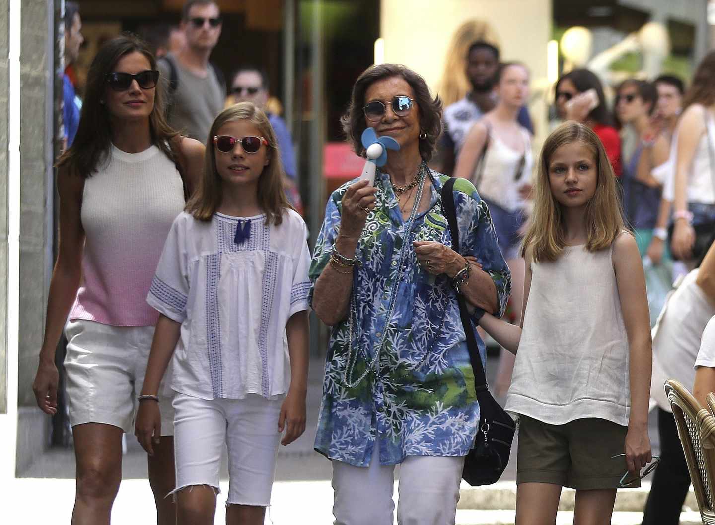 La reina Letizia, acompañada de sus hijas, la princesa Leonor y la infanta Sofía, junto a la reina Sofía, en el Mercado del Olivar de Palma de Mallorca, ciudad donde la familia real pasa sus vacaciones de verano.