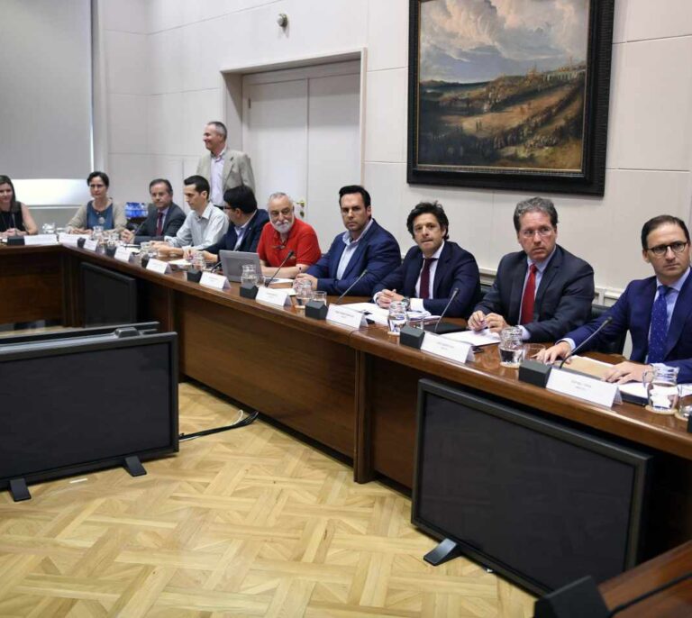 El Gobierno sentará a los taxistas junto a Cabify y Uber con Fomento de mediador