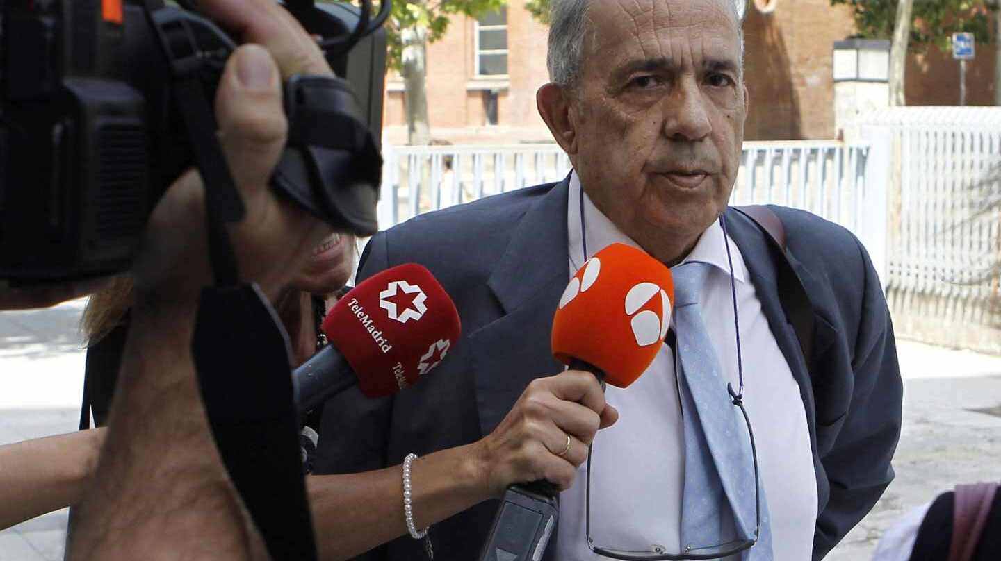 El catedrático Enrique Álvarez Conde, dirigiéndose a declarar ante la juez del 'caso máster'.
