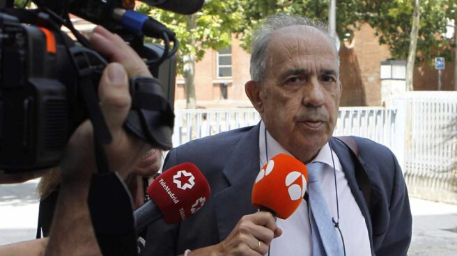 El catedrático Enrique Álvarez Conde, dirigiéndose a declarar ante la juez del 'caso máster'.