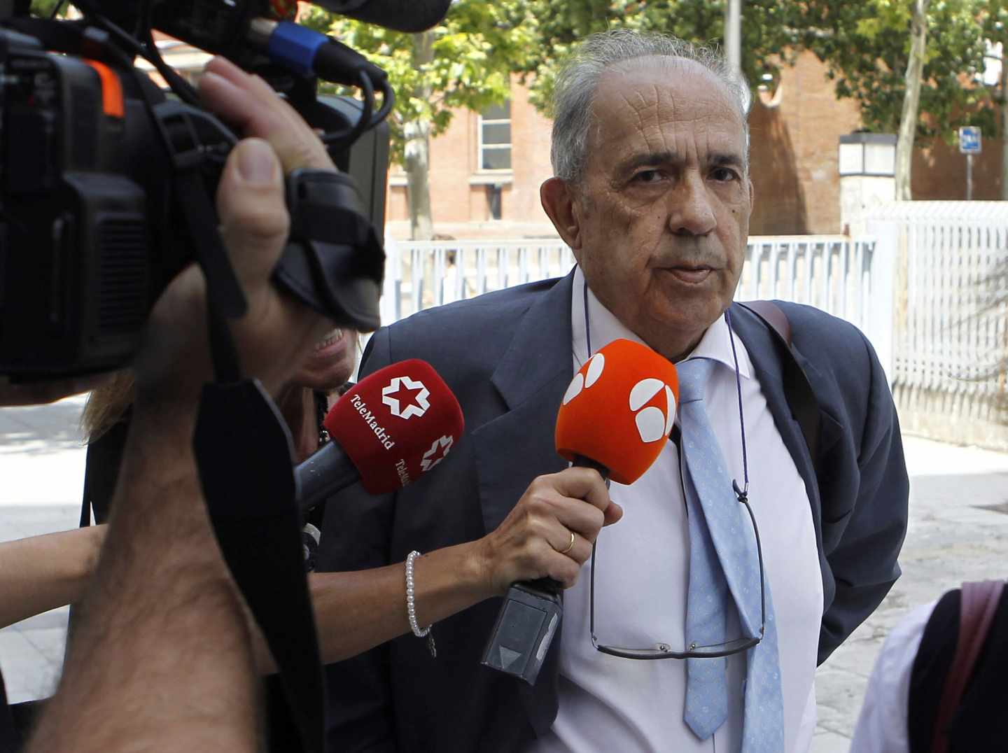 El catedrático Enrique Álvarez Conde, dirigiéndose a declarar ante la juez del 'caso máster'.