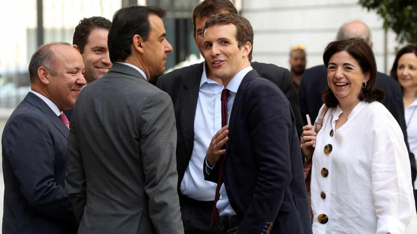 Pablo Casado, en un corrillo en el Congreso de los Diputados.