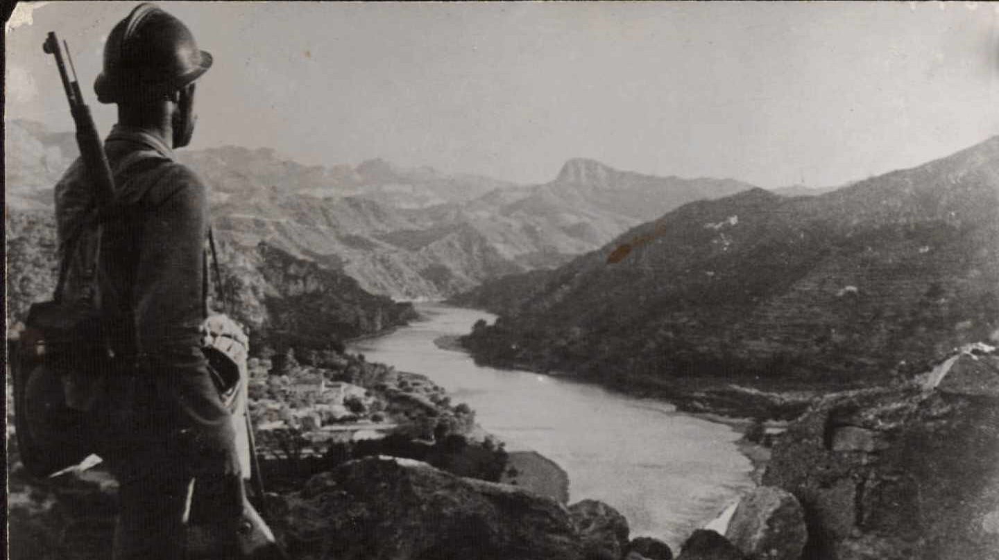 Centinela republicano sobre el paso de Barrufemes, en Benifallet. Foto BNE