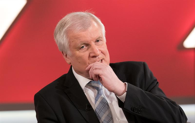 El ministro del Interior, Horst Seehofer, de la CSU, crítico con la canciller Merkel.