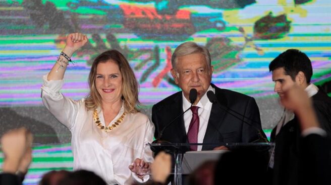 El presidente electo Andrés López Obrador con su esposa Beatriz Gutiérrez Müller, tras conocer su victoria