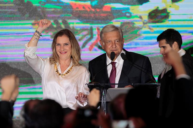 El presidente electo Andrés López Obrador con su esposa Beatriz Gutiérrez Müller, tras conocer su victoria