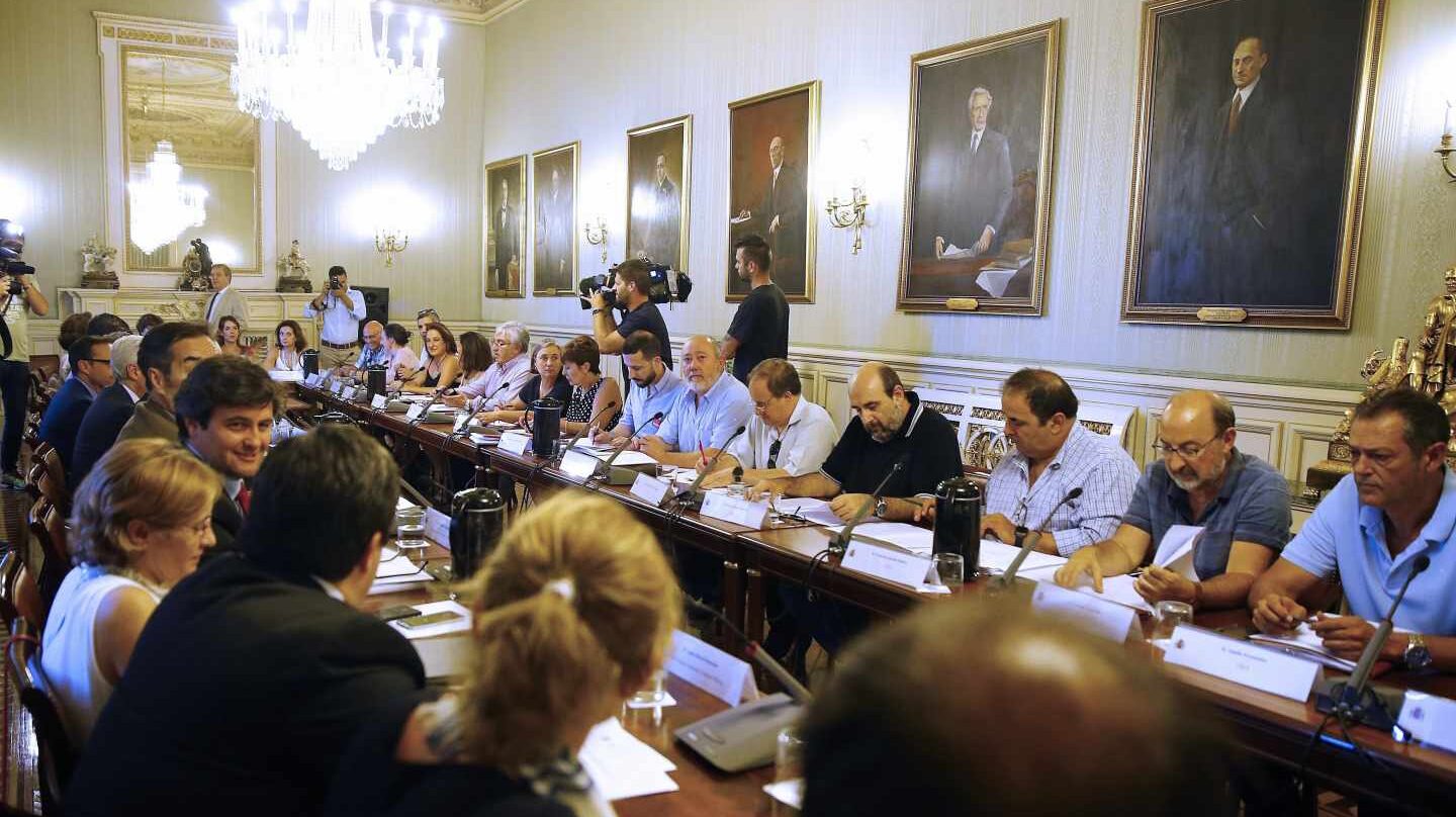 El Ministerio de Política Territorial y Función Pública, durante la reunión mantenida hoy con los sindicatos representativos en la mesa de la Administración General del Estado (AGE), en la que previsiblemente pactarán la oferta pública de empleo para 2018 que será aprobada el viernes 27 de julio en el Consejo de Ministros.