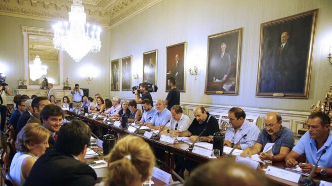 El Ministerio de Política Territorial y Función Pública, durante la reunión mantenida hoy con los sindicatos representativos en la mesa de la Administración General del Estado (AGE), en la que previsiblemente pactarán la oferta pública de empleo para 2018 que será aprobada el viernes 27 de julio en el Consejo de Ministros.