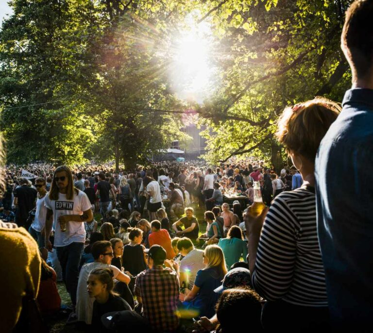 De marcha por las ciudades donde no llega la noche
