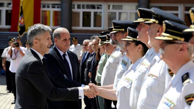 El ministro Grande-Marlaska saluda a la comisaria principal Pilar Allué en presencia del director del Cuerpo.