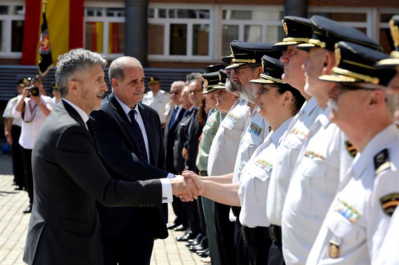 El ministro Grande-Marlaska saluda a la comisaria principal Pilar Allué en presencia del director del Cuerpo.