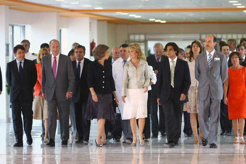 Los Reyes Juan Carlos U y Doña Sofía y Esperanza Aguirre, el día de la inauguración del hospital Puerta de Hierro.