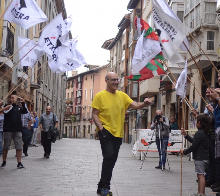 Piden declarar en la AN al sentirse "humilladas" por el homenaje al asesino de su padre