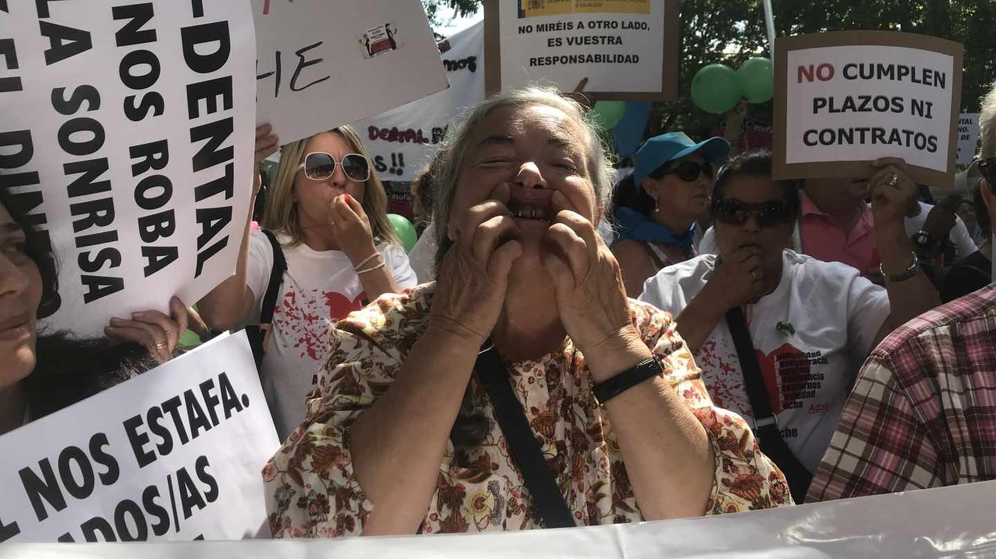 Una afectada de iDental enseña los implantes en la última manifestación en Madrid en julio de 2018.