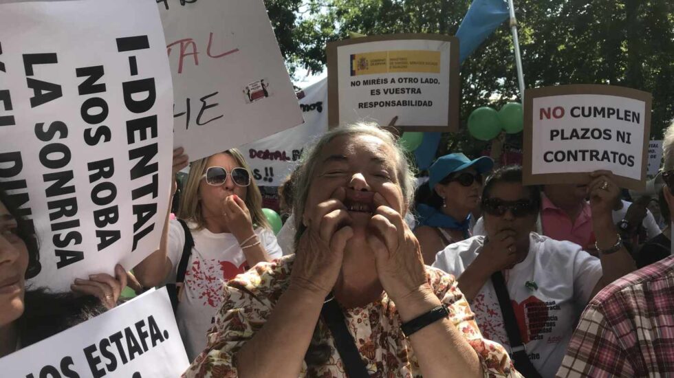 Una afectada de iDental enseña los implantes en la última manifestación en Madrid en julio de 2018.