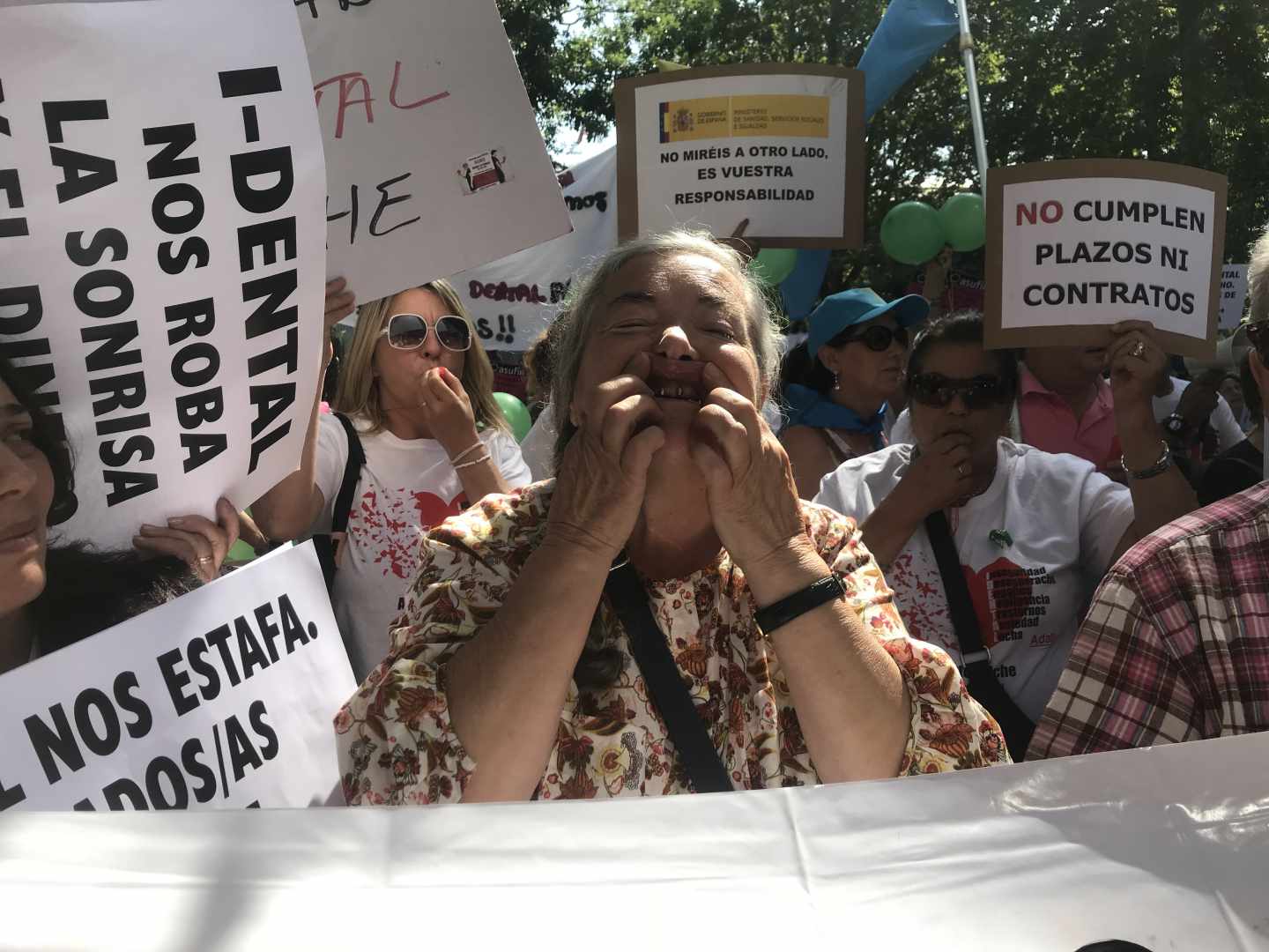 Una afectada de iDental enseña los implantes en la última manifestación en Madrid en julio de 2018.