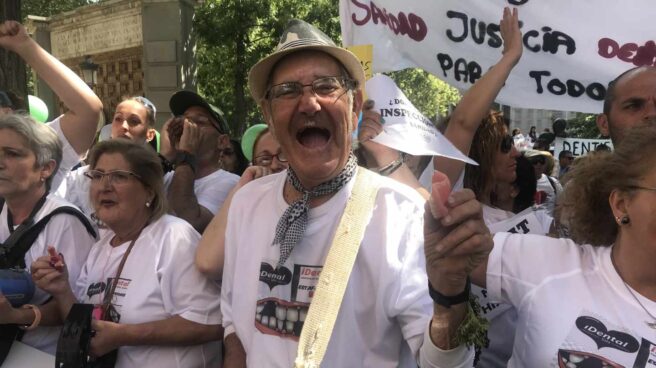 Antonio es uno de los afectados de iDental, en la manifestación frente al Ministerio de Sanidad.