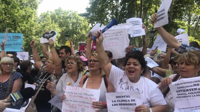 Imagen de la manifestación de afectados de las clínicas dentales iDental en la manifestación frente al Ministerio de Sanidad.