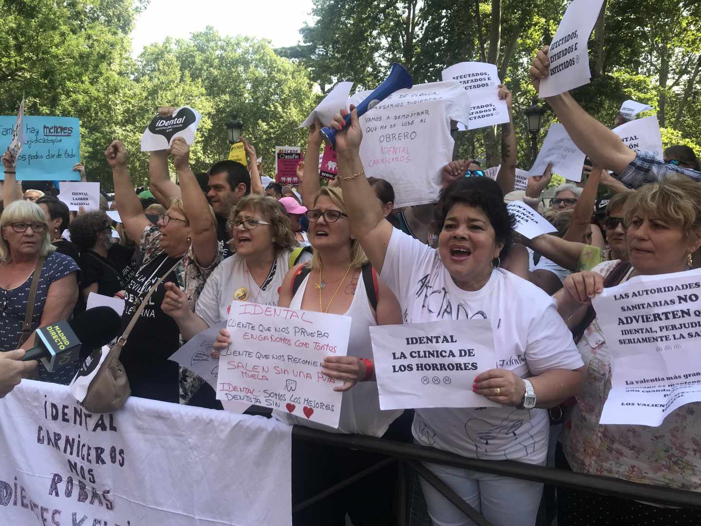 Imagen de la manifestación de afectados de las clínicas dentales iDental en la manifestación frente al Ministerio de Sanidad.