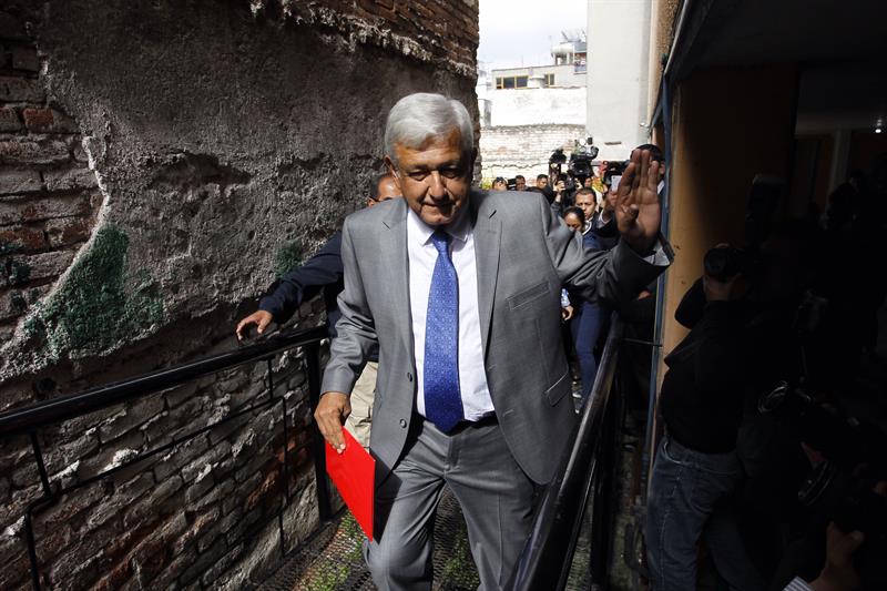 AMLO, antes de verse con su equipo, ya vencedor en las presidenciales.