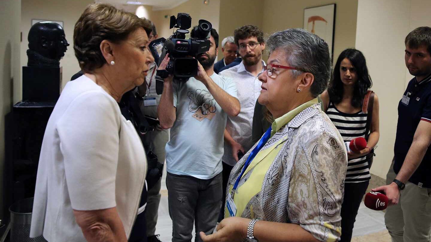 La presidenta de los afectados por el vuelo de Spanair, Pilr Vera, habla con la ex ministra Magdalena Álvarez en el Congreso.