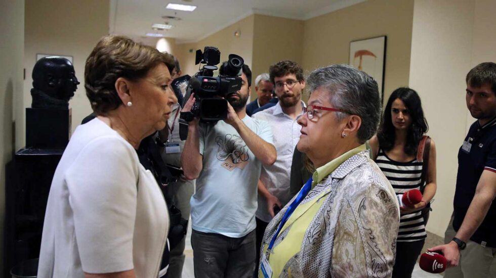 La presidenta de los afectados por el vuelo de Spanair, Pilr Vera, habla con la ex ministra Magdalena Álvarez en el Congreso.