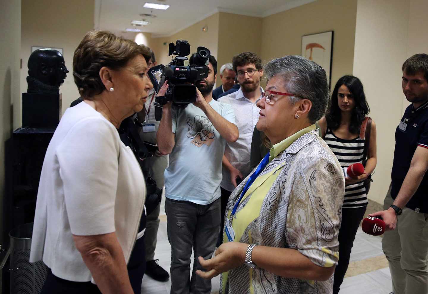 La presidenta de los afectados por el vuelo de Spanair, Pilr Vera, habla con la ex ministra Magdalena Álvarez en el Congreso.