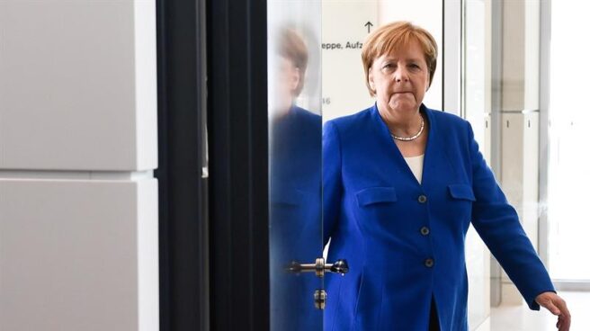 La canciller Merkel abre la puerta al inicio de la sesión del Bundestag.