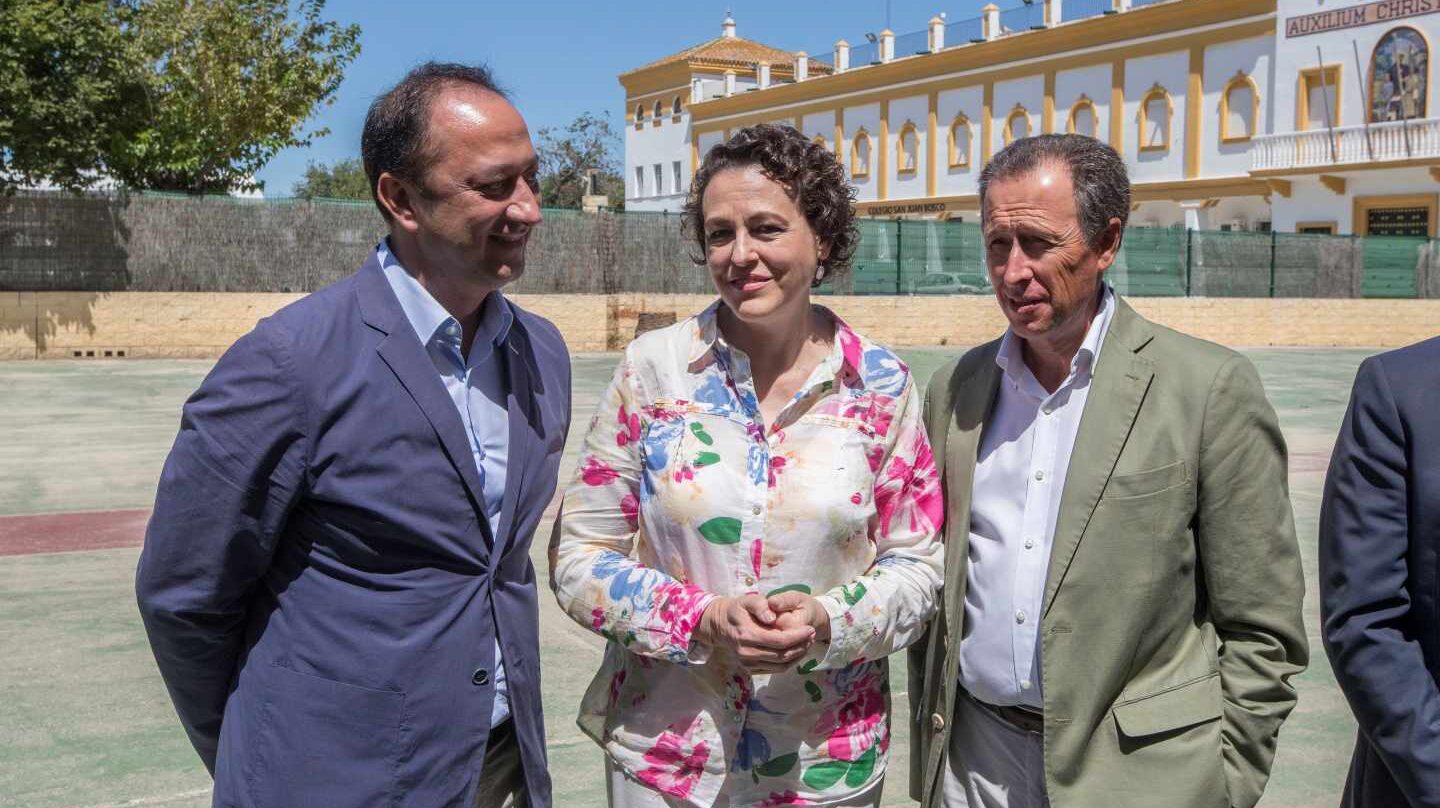 Ministra de Trabajo y Seguridad Social , Magdalena Valerio, visita el centro de acogida temporal de Chiclana de la Fontera (Cádiz).