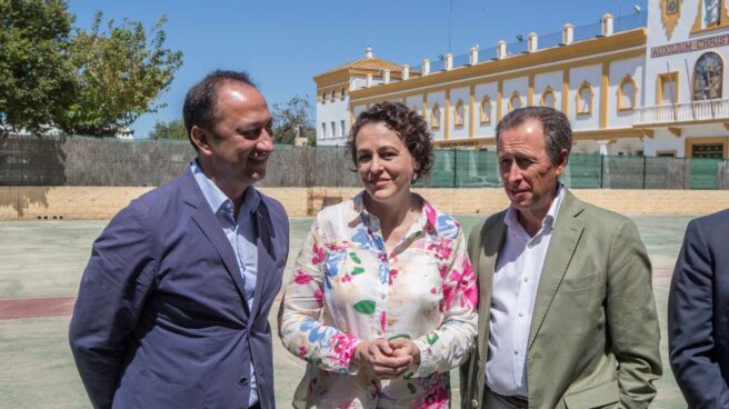 Ministra de Trabajo y Seguridad Social , Magdalena Valerio, visita el centro de acogida temporal de Chiclana de la Fontera (Cádiz).