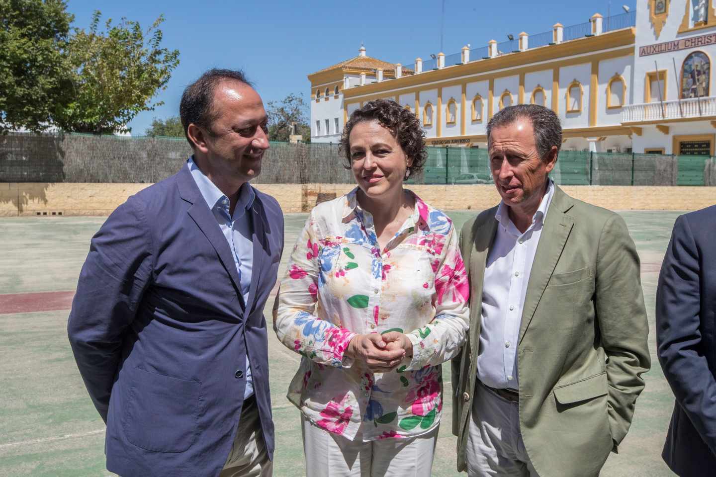 Ministra de Trabajo y Seguridad Social , Magdalena Valerio, visita el centro de acogida temporal de Chiclana de la Fontera (Cádiz).