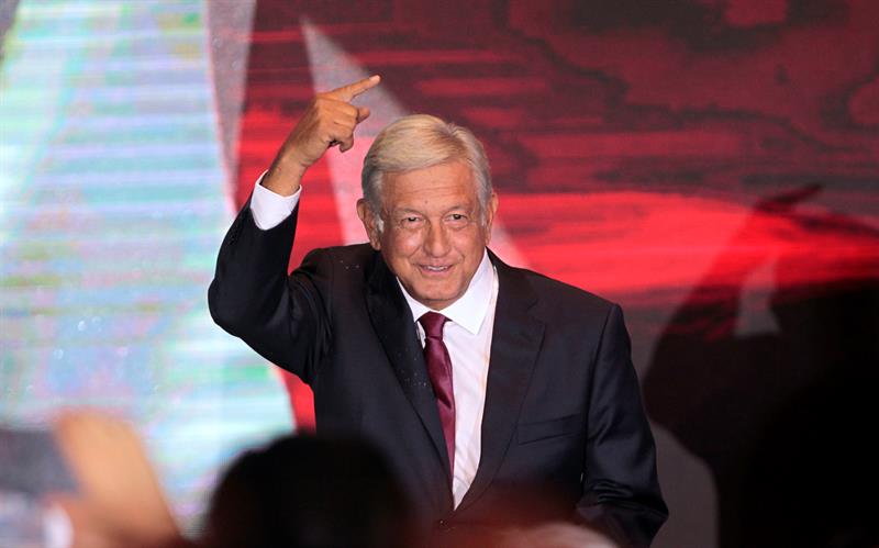 El presidente electo de México, Andrés Manuel López Obrador, saluda a sus seguidores.