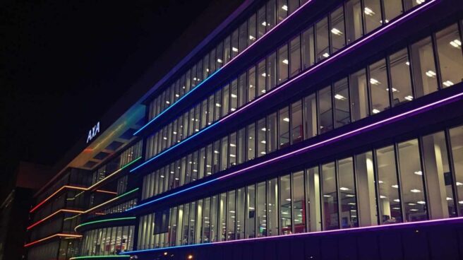 Axa Sede de Axa iluminada con la bandera del arco iris.