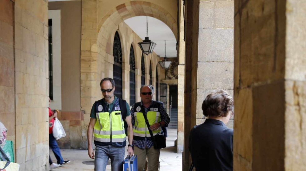 Operación Enredadera: agentes de Policía, en Oviedo.