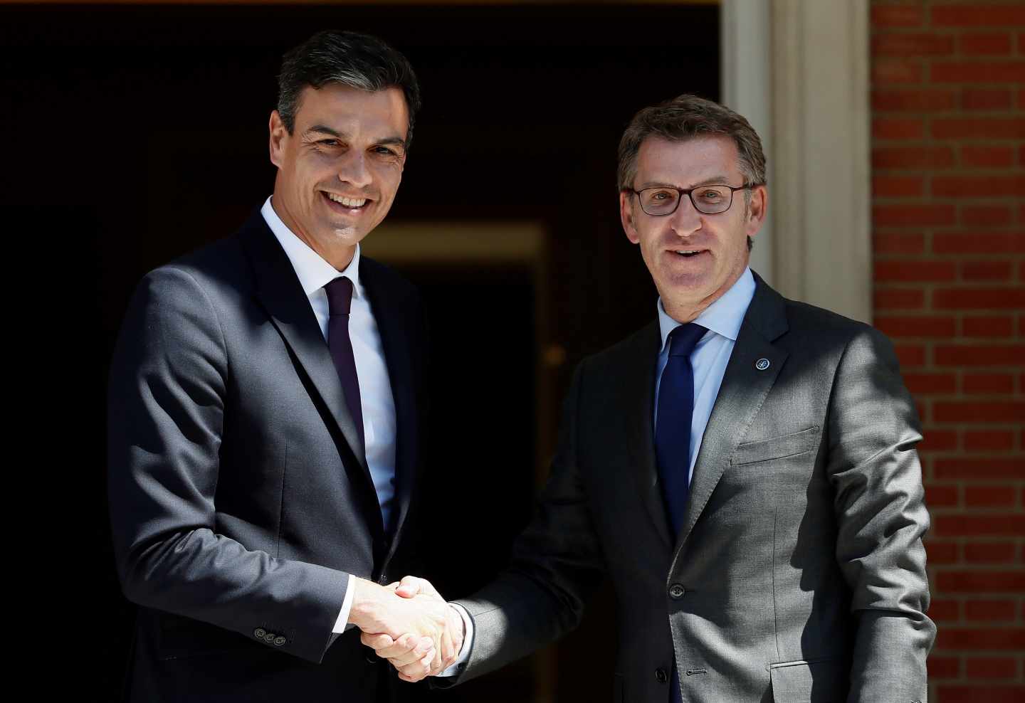 El presidente del Gobierno, Pedro Sánchez, recibe en La Moncloa a Alberto Núñez Feijóo.