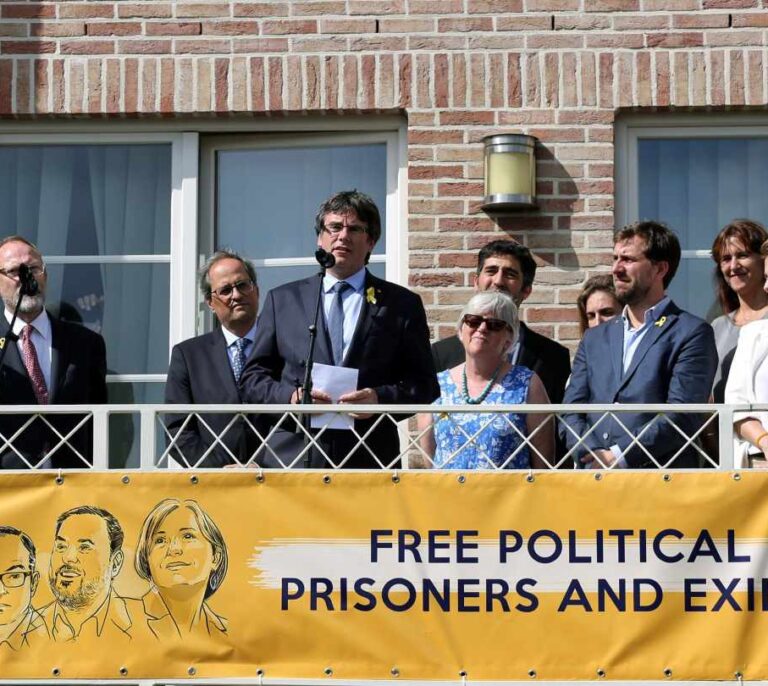 Puigdemont reabre en Waterloo la "casa de la República" con Torra y el rapero Valtonyc