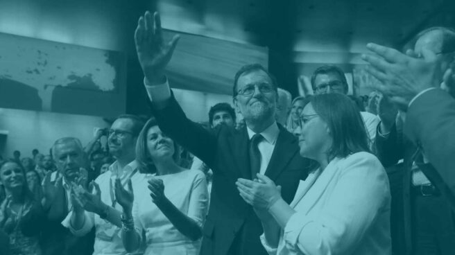 Rajoy saluda a los compromisarios del congreso del PP.