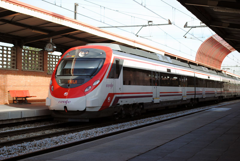 La caída de un árbol interrumpe el servicio de Renfe entre Atocha y Villaverde Alto