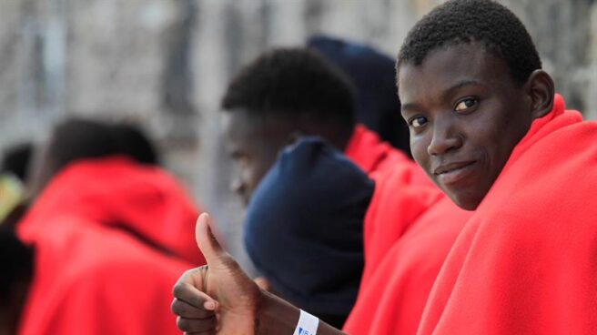 Varios africanos, recién rescatados por Salvamento Marítimo, en el Mediterráneo.