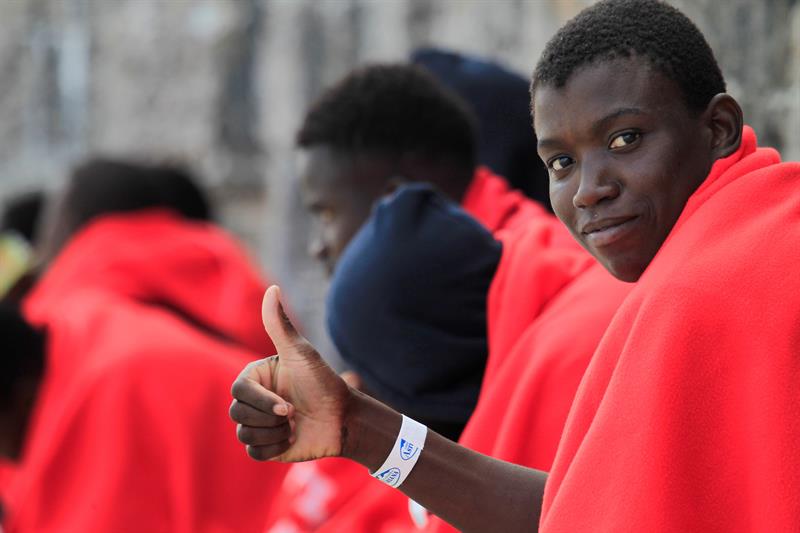 Varios africanos, recién rescatados por Salvamento Marítimo, en el Mediterráneo.