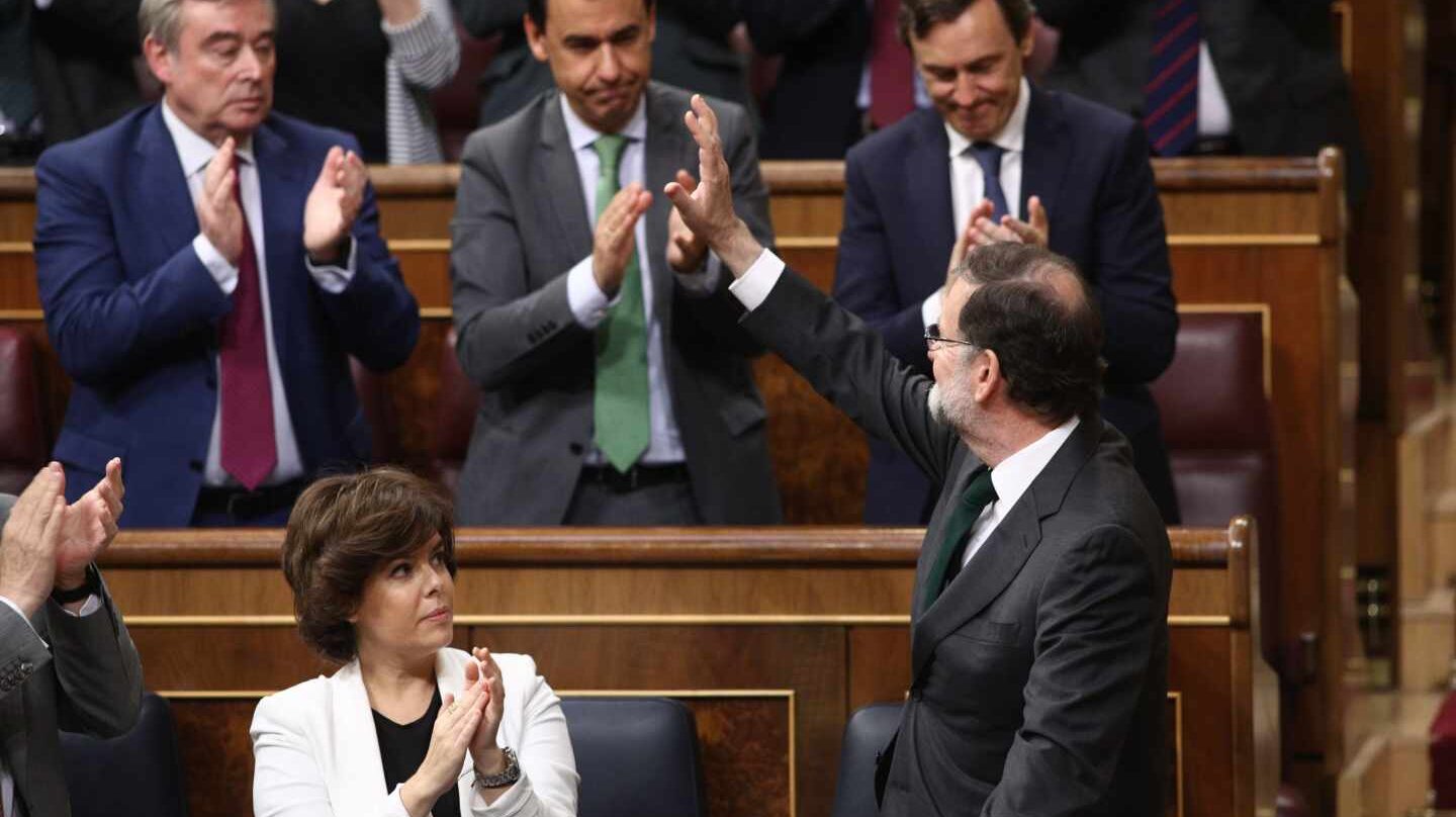 Soraya Sáenz de Santamaría aplaude a Mariano Rajoy.