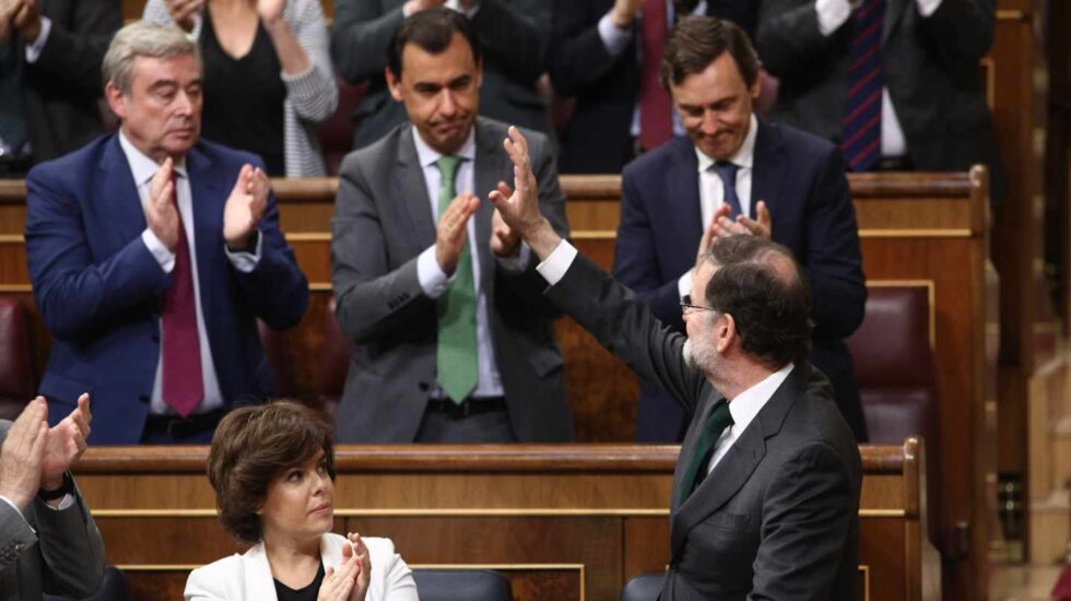 Soraya Sáenz de Santamaría aplaude a Mariano Rajoy.