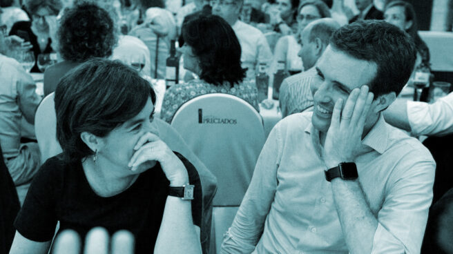 Fotografía facilitada por el Partido Popular de sus candidatos a la presidencia del partido, Soraya Sáenz de Santamaría y Pablo Casado (d), durante la cena del Grupo Popular celebrada esta noche en Madrid.