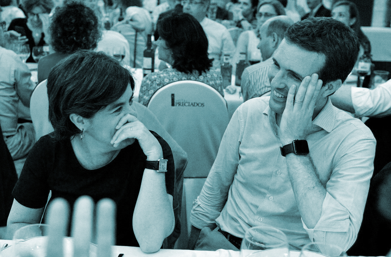 Fotografía facilitada por el Partido Popular de sus candidatos a la presidencia del partido, Soraya Sáenz de Santamaría y Pablo Casado (d), durante la cena del Grupo Popular celebrada esta noche en Madrid.