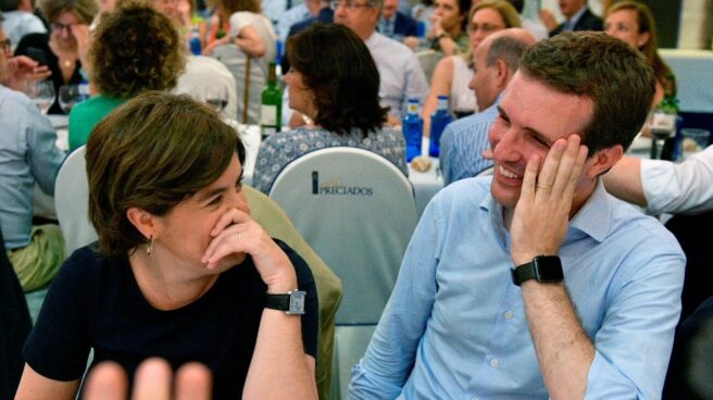 Soraya-Sáenz-de-Santamaría-y-Pablo-Casado Fotografía facilitada por el Partido Popular de sus candidatos a la presidencia del partido, Soraya Sáenz de Santamaría y Pablo Casado (d), durante la cena del Grupo Popular celebrada esta noche en Madrid.