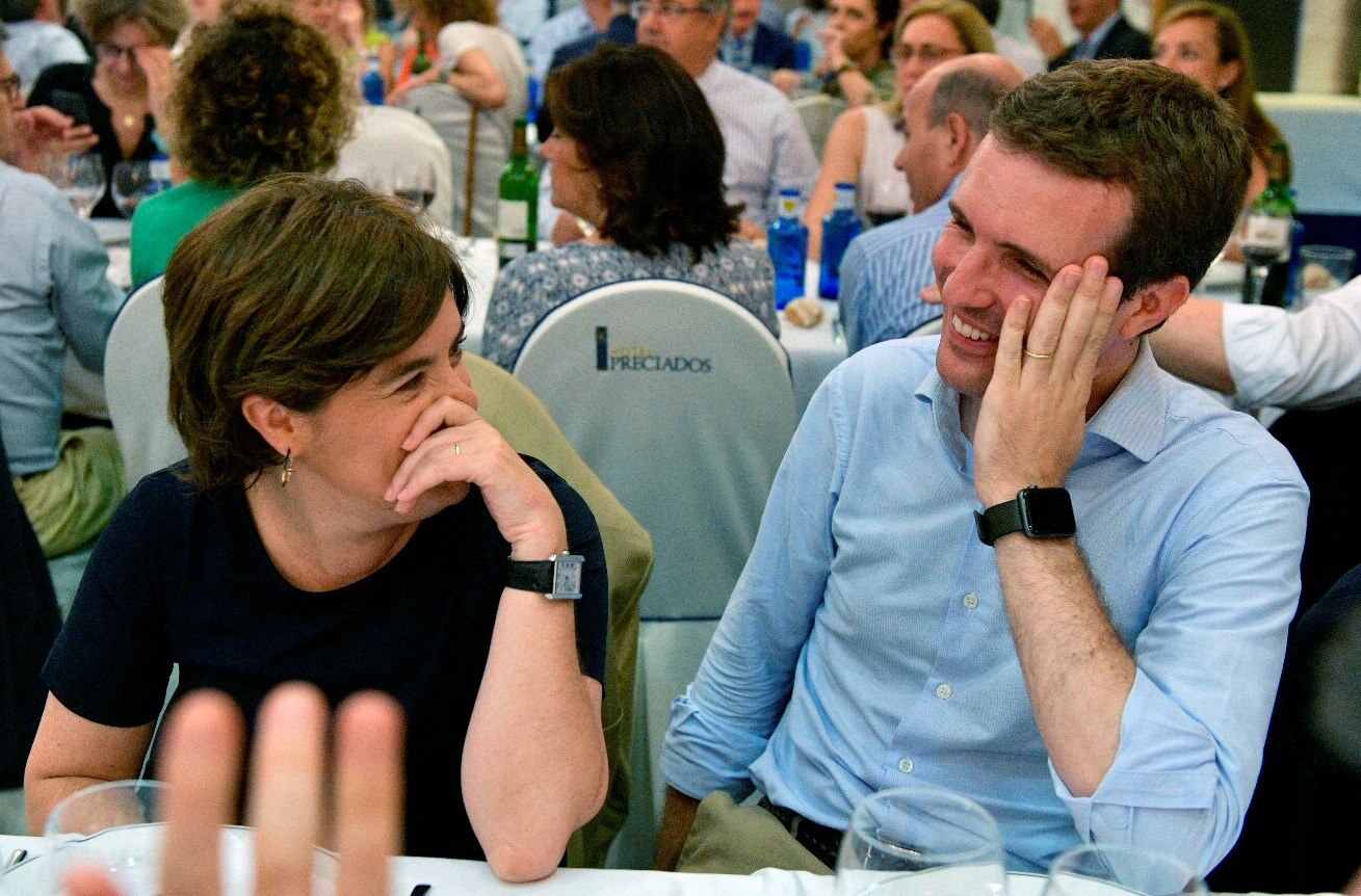 Fotografía facilitada por el Partido Popular de sus candidatos a la presidencia del partido, Soraya Sáenz de Santamaría y Pablo Casado (d), durante la cena del Grupo Popular celebrada esta noche en Madrid.
