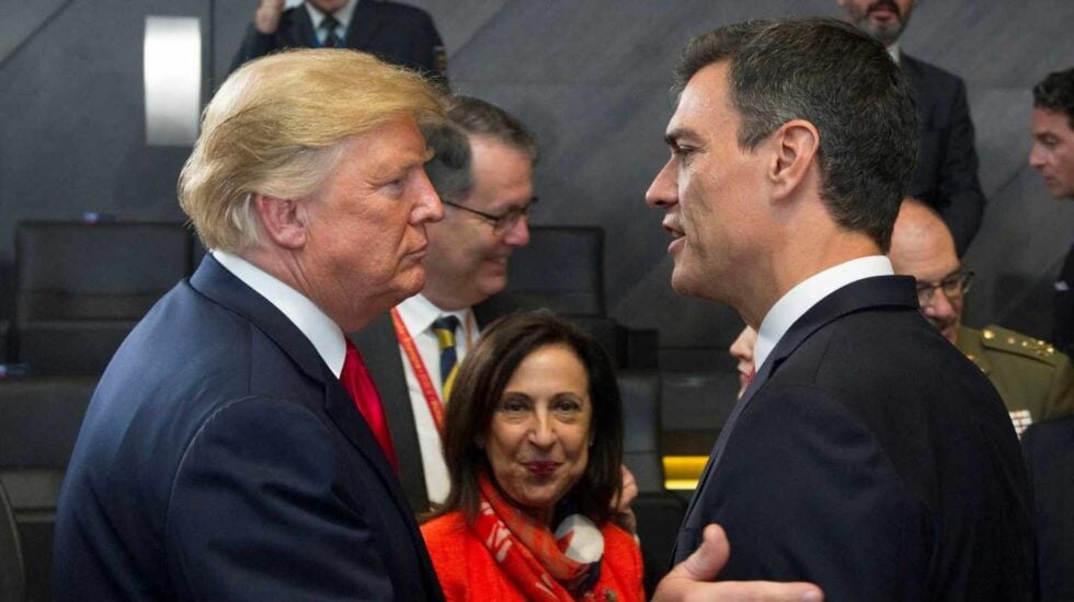 El jefe del Gobierno español, Pedro Sánchez, y el presidente de Estados Unidos, Donald Trump, se saludaron hoy por vez primera al coincidir ambos al inicio de la primera sesión de la cumbre de la OTAN. Sánchez y Trump habían participado en la foto de familia de los líderes asistentes a la cumbre en Bruselas pero no tuvieron ocasión de saludarse en ese momento.